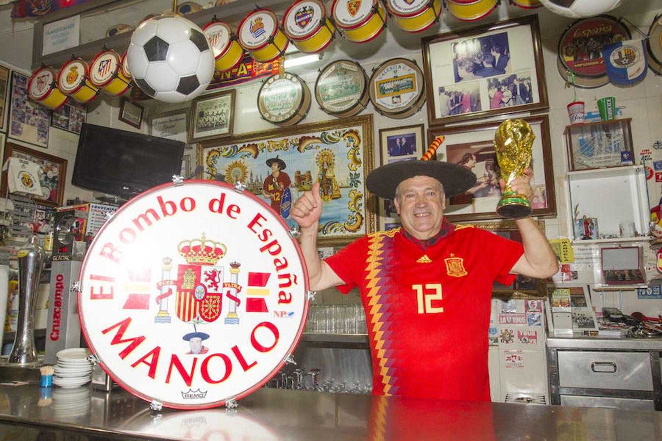 El bar de Manolo 'el del Bombo', como coloquialmente se le conoce aunque su verdadero nombre es Tu Museo Deportivo, está situado en el distrito de El Pla del Real, a pocos metros del estadio de Mestalla, y se vende por 190.000 euros -215.670 euros al sumar gastos e impuestos-.