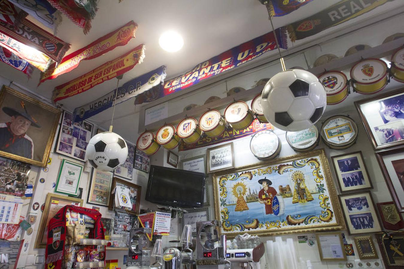 El bar de Manolo 'el del Bombo', como coloquialmente se le conoce aunque su verdadero nombre es Tu Museo Deportivo, está situado en el distrito de El Pla del Real, a pocos metros del estadio de Mestalla, y se vende por 190.000 euros -215.670 euros al sumar gastos e impuestos-.