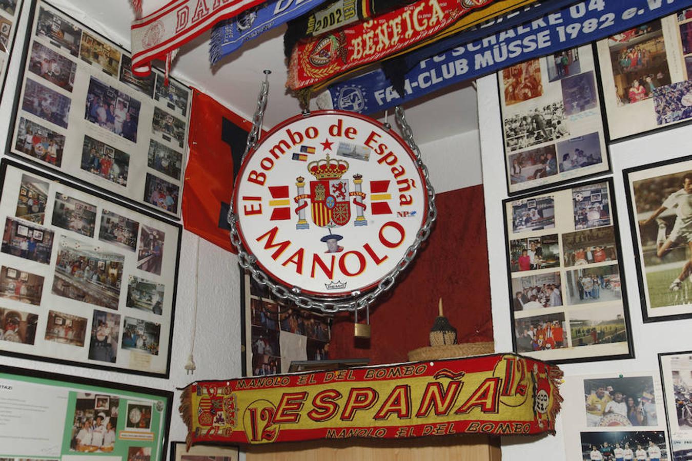 El bar de Manolo 'el del Bombo', como coloquialmente se le conoce aunque su verdadero nombre es Tu Museo Deportivo, está situado en el distrito de El Pla del Real, a pocos metros del estadio de Mestalla, y se vende por 190.000 euros -215.670 euros al sumar gastos e impuestos-.