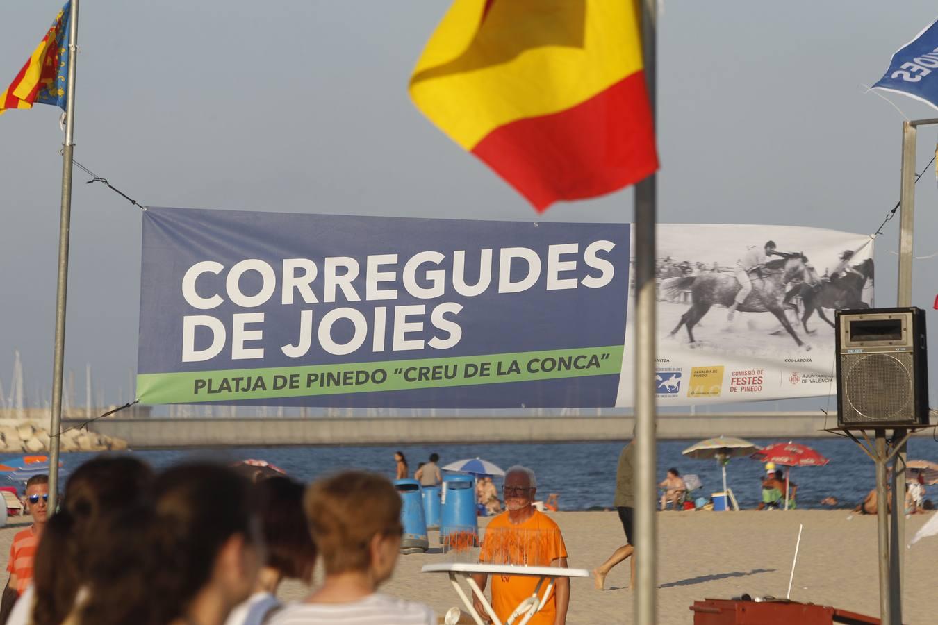 Como cada año desde hace más de dos siglos, este miércoles se celebró la carrera final de uno de los espectáculos con más historia que completan el calendario de fiestas de Pinedo. La exhibición se desarrolló entre las 20 y las 22 horas junto a la playa canina. Este año, la exhibición ha estado compuesta por ocho jinetes de diferentes poblaciones, entre otros Vera Piquer, Empar Zumalde y Pepe Piquer con cuadras de Beniparrell, Albal i El Perellonet. Por segundo año consecutivo, esta fiesta ha sido incorporada a la Feria de Julio, lo que incrementa el ambiente