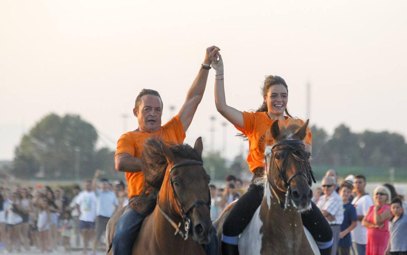 Como cada año desde hace más de dos siglos, este miércoles se celebró la carrera final de uno de los espectáculos con más historia que completan el calendario de fiestas de Pinedo. La exhibición se desarrolló entre las 20 y las 22 horas junto a la playa canina. Este año, la exhibición ha estado compuesta por ocho jinetes de diferentes poblaciones, entre otros Vera Piquer, Empar Zumalde y Pepe Piquer con cuadras de Beniparrell, Albal i El Perellonet. Por segundo año consecutivo, esta fiesta ha sido incorporada a la Feria de Julio, lo que incrementa el ambiente