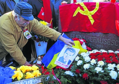 Imagen secundaria 1 - En la primera foto, Pinochet: Las cenizas del dictador chileno fueron enterradas en la capilla privada de la familia en la finca de los Bolos, en Valparaíso. Abajo, Ceaucescu: fue necesaria una prueba de ADN para confirmar que eran sus restos los que estaban en un cementerio de Bucarest. A la derecha, Stalin: sus restos fueron sacados del mausoleo de Lenin y enterrados junto a la muralla del Kremlin, donde, tiempo después, se levantó un monumento.