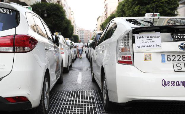 Los taxistas en huelga hoy en la calle Colón.