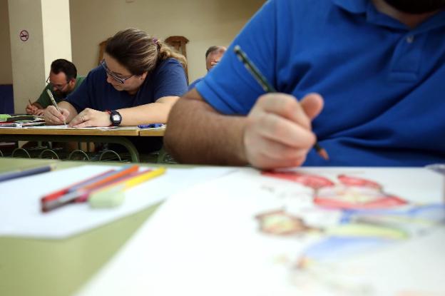 Los artistas falleros, durante el examen teórico. 