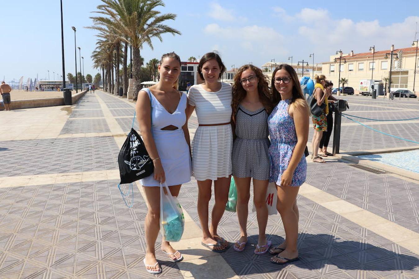 Turistas en grupo: No a todo el mundo le gusta viajar solo, los hay que optan por descubrir otra ciudad entre amigos, como este grupo de veinteañeras italianas que decidieron acercarse a Valencia por el «sol y playa». Entre los planes de Viola Trapattoni, Martina Boffi, Chiara Capoferri y Roberta Carminati no entra la fiesta: «Queremos aprovechar el buen tiempo, descansar y ponernos morenas», reconocen. 