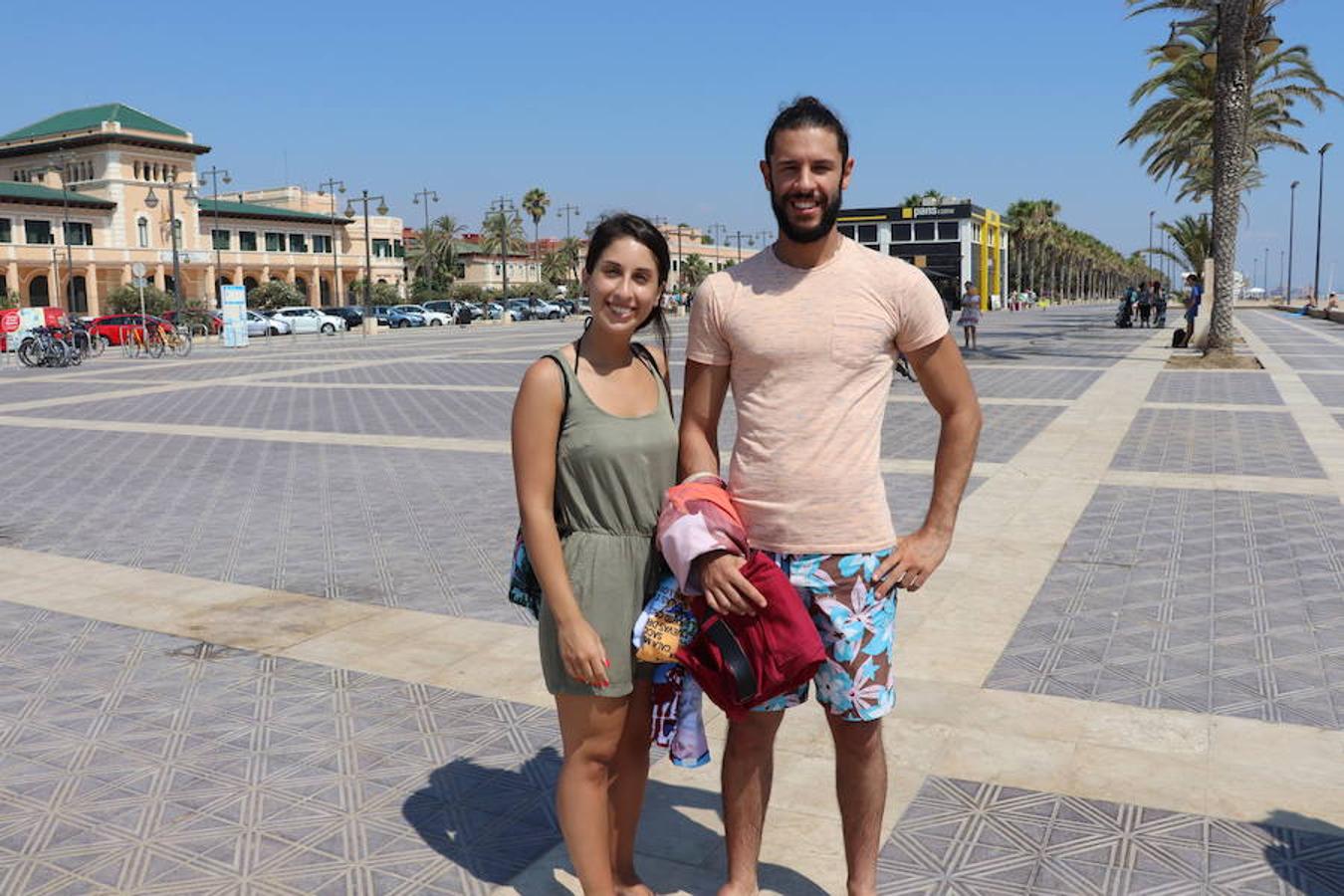 Turistas en pareja: Otros prefieren aprovechar las vacaciones con compañía más limitada, como es el caso de Francesca y Stefano, dos italianos de 25 años a los que les ha «encantado» la paella y el ambiente de las calles de la ciudad. «Es muy bonita y única», reconocen antes de adentrarse en la playa para tomar el sol. «El clima es parecido al de Italia, pero con más calor», apuntan. Valencia les parece un destino «perfecto» para visitar en pareja porque hay «muchas cosas que ver», confiesan los italianos.