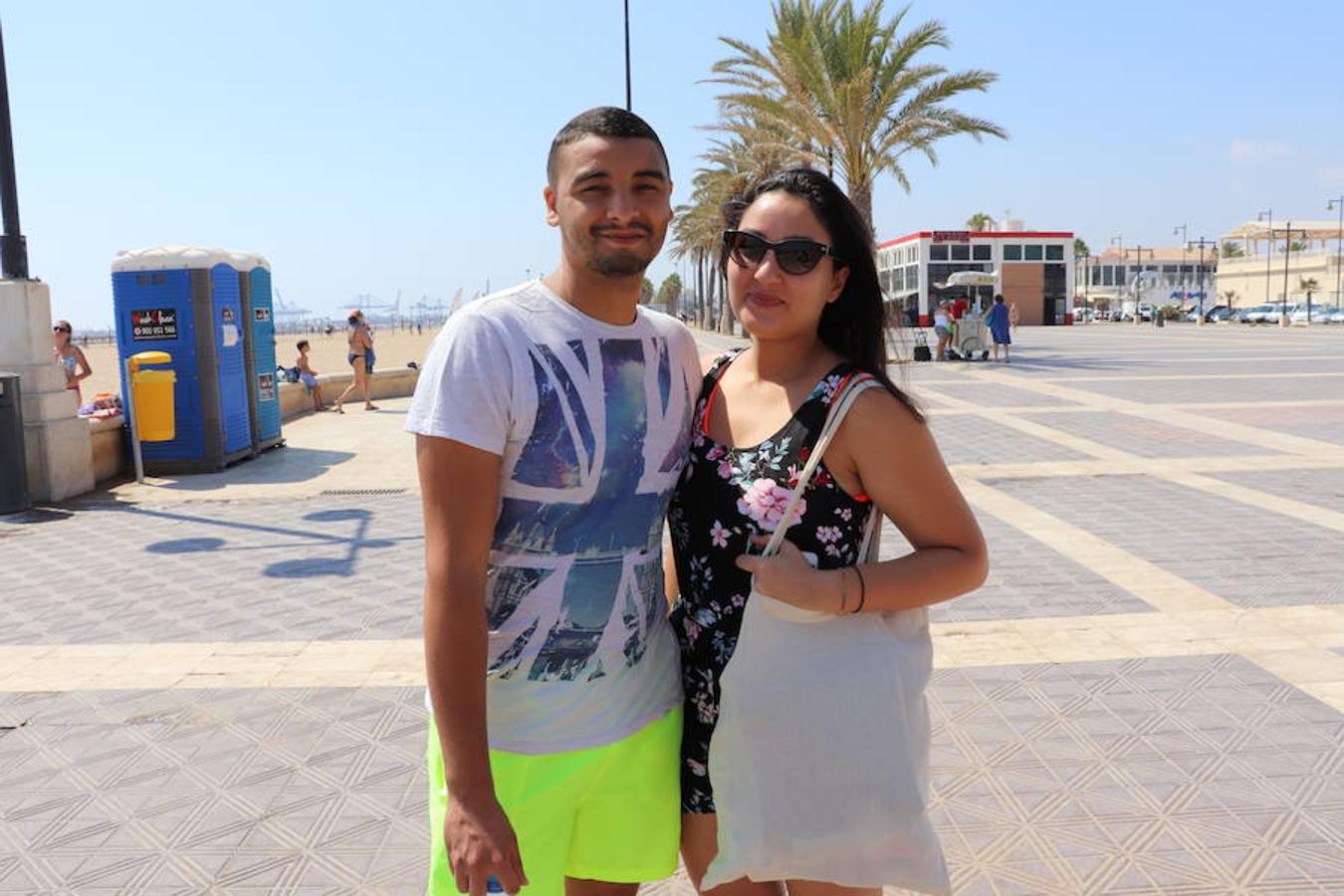 El turista de sol y playa: El más reconocible y conocido, todo un clásico. Adam, de 27 años, y Rania, de 23, han venido desde París por primera vez para «disfrutar de la playa y el sol». «La comida de aquí es muy buena y el ambiente también», comenta la pareja sobre su experiencia en la ciudad. Aunque «hace mucho calor», sus planes de darse un buen baño y ponerse moreno no van a cambiar. «También queríamos visitar la Ciudad de las Artes y las Ciencias, pero primero hemos venido a la playa», explican los franceses. 