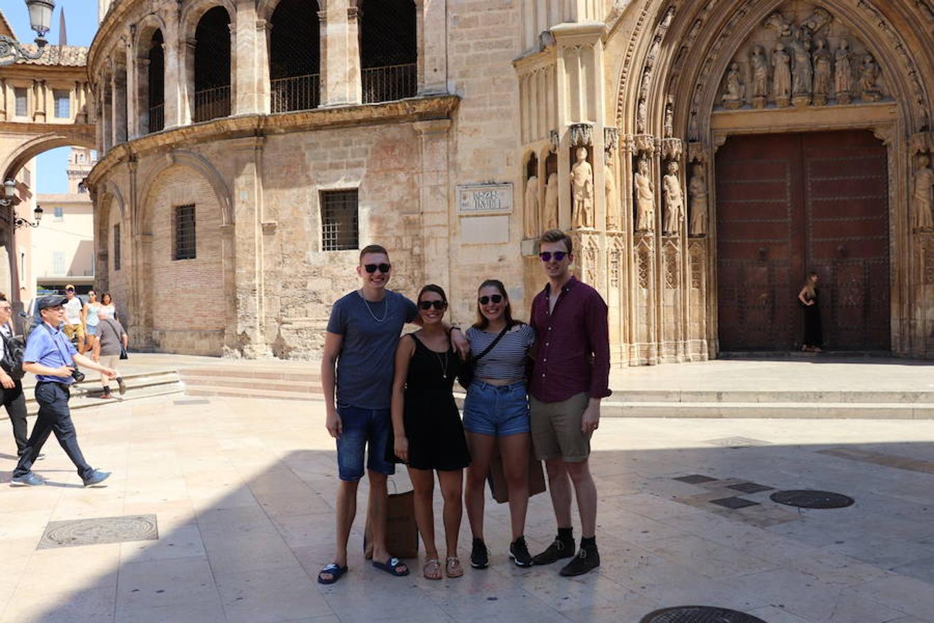 El turista cómodo: Localizar a este perfil de visitante tampoco resulta nada complicado. En la puerta de la Catedral, el Miguelete, la Lonja, el Bioparc, el parque de Cabecera… Todos esos lugares que aparecen en las guías de viajes como parada ‘obligatoria’ y que aglutinan a multitudes con cámara de fotos, gafas de sol y litros de crema solar. La familia Ehret, de Alemania, disfruta por primera vez de Valencia y han visitado «algunos de los edificios históricos del centro», como la Catedral. Quieren hacerlo «todo» y no dejarse por ver «ninguno de los sitios más importantes», aseguran. 