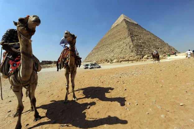 La pirámide de Keops, en la llanura de Giza, a las afueras de El Cairo. 