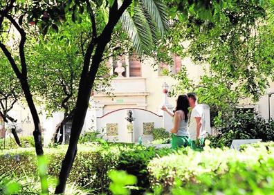 Imagen secundaria 1 - En la primera foto, el pabellón de José Benlliure. Abajo, el jardín, que es una de las joyas de la Casa-Museo y, a la derecha, el busto de Juan Antonio Benlliure, el cual preside el jardín. 