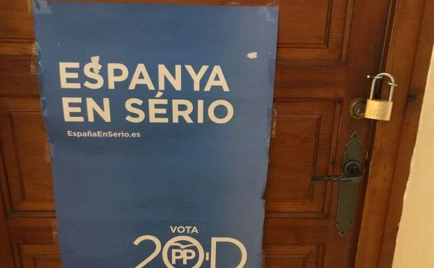 La puerta del despacho del PP de Paterna cerrada con candado.