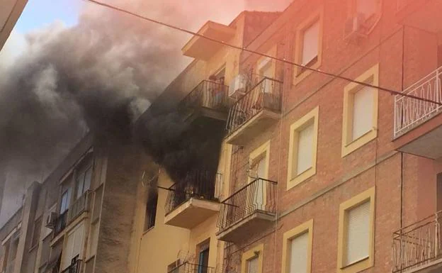 Imagen principal - Tres personas atentidas por inhalación de humo en el incendio de una vivienda de Xàtiva