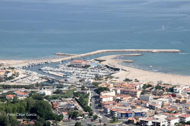 Puerto deportivo de Oliva, desde donde parte el emisario que emite a dos kilómetros de la costa el agua tratada. 