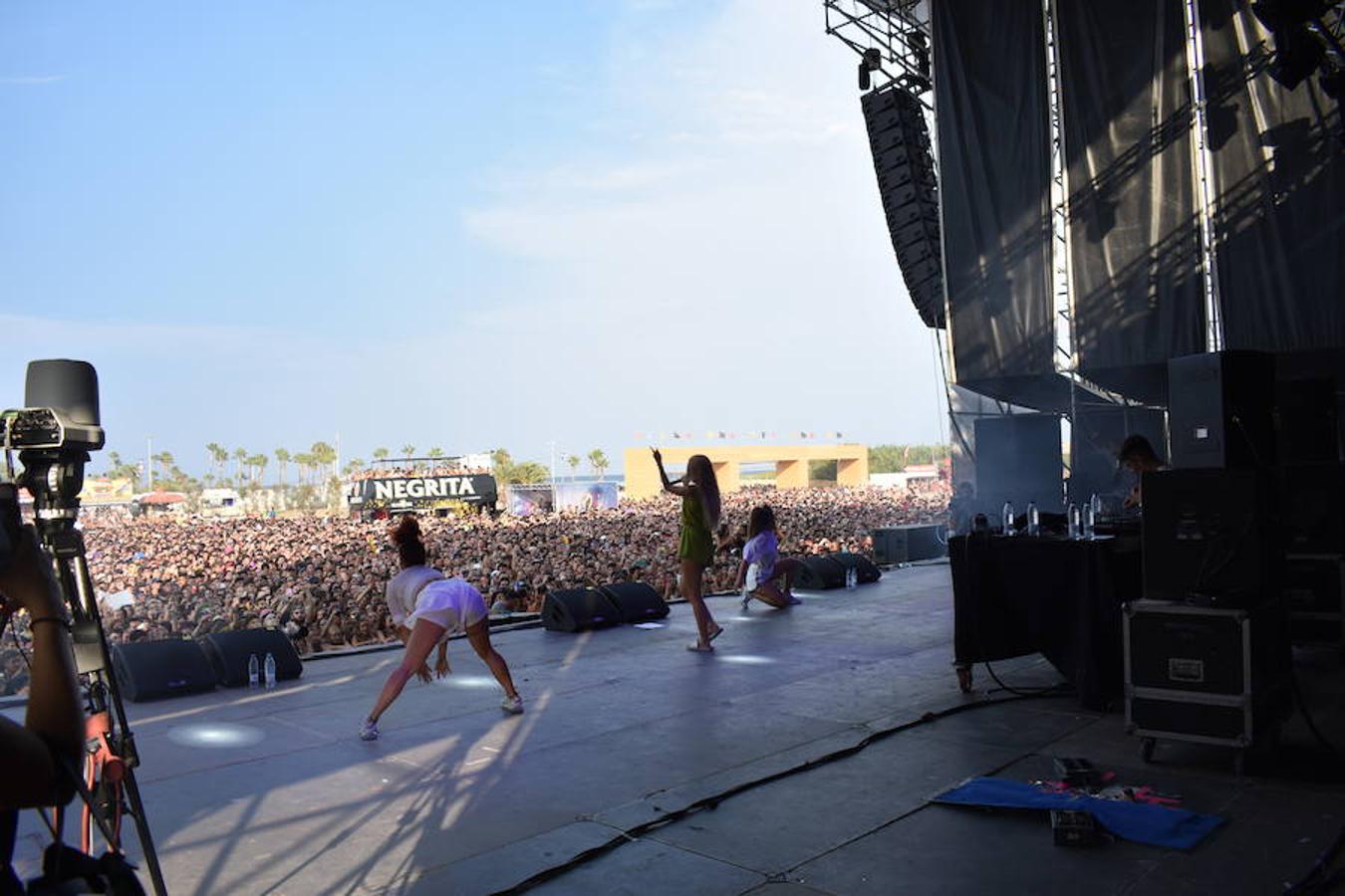 Pequeños puntitos de colores son todo lo que se ve desde arriba, una marea cambiante que llega más o menos lejos según concierto y artista. Este punto de vista no deja lugar a dudas sobre cuáles son las canciones más exitosas, en las que se multiplican los brazos alzados al aire y los decibelios en los gritos de emoción.