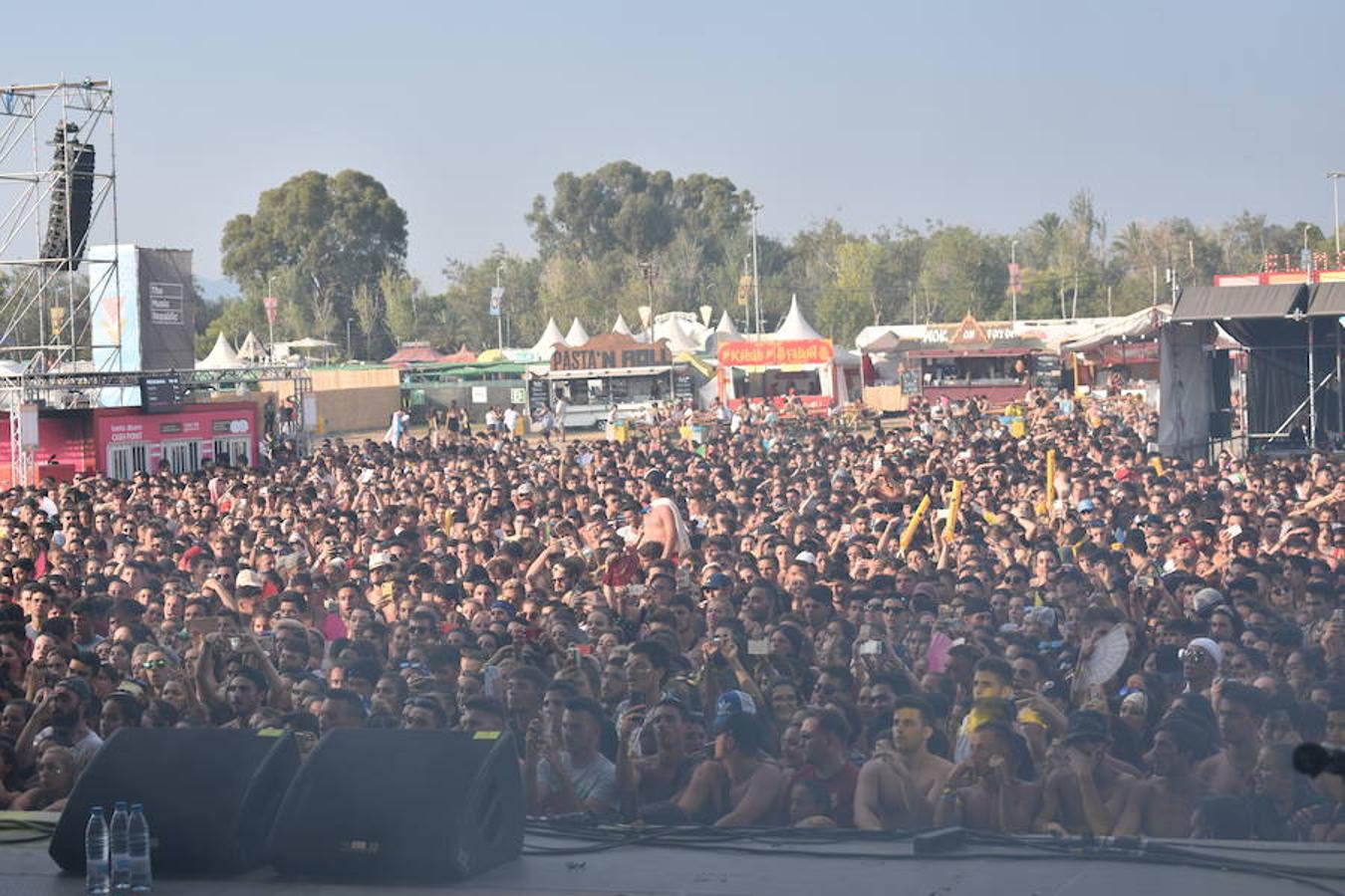 Ajenos a todo este ajetreo, los asistentes se van congregando frente a la plataforma, móviles en mano, para disfrutar a gritos de un espectáculo que implica mucho más que la actuación de un artista.