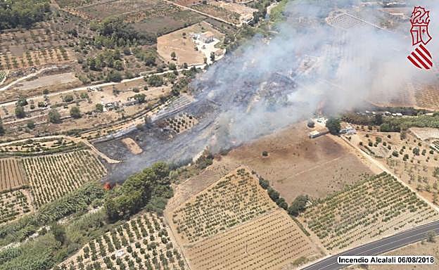 Imagen aérea del fuego en Alcalaló.
