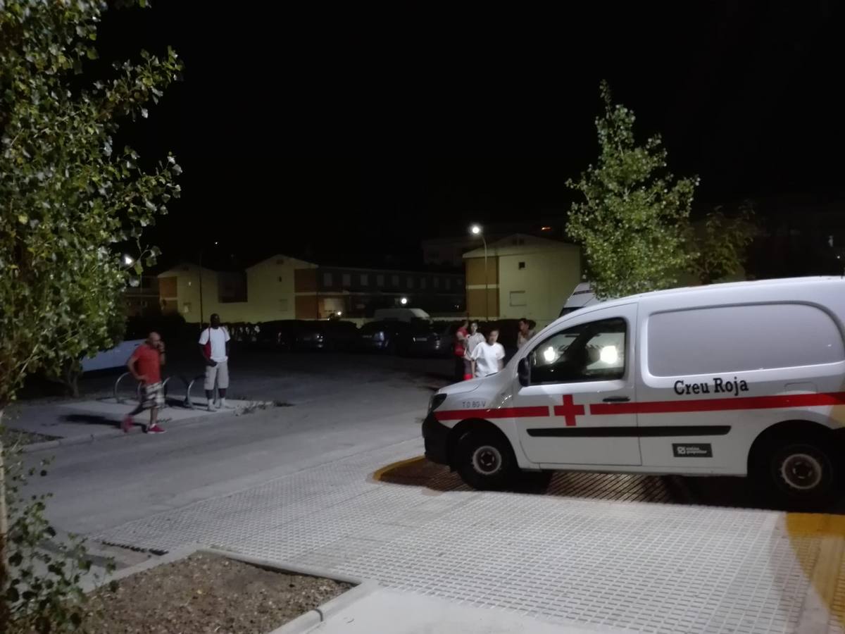 120 personas han sido desalojadas en zonas próximas al incendio y realojadas en un polideportivo de Gandia. El incendio declarado en Llutxent ha obligado a desalojar a 2.500 personas de urbanizaciones de Gandia y Barx, como medida preventiva por el humo