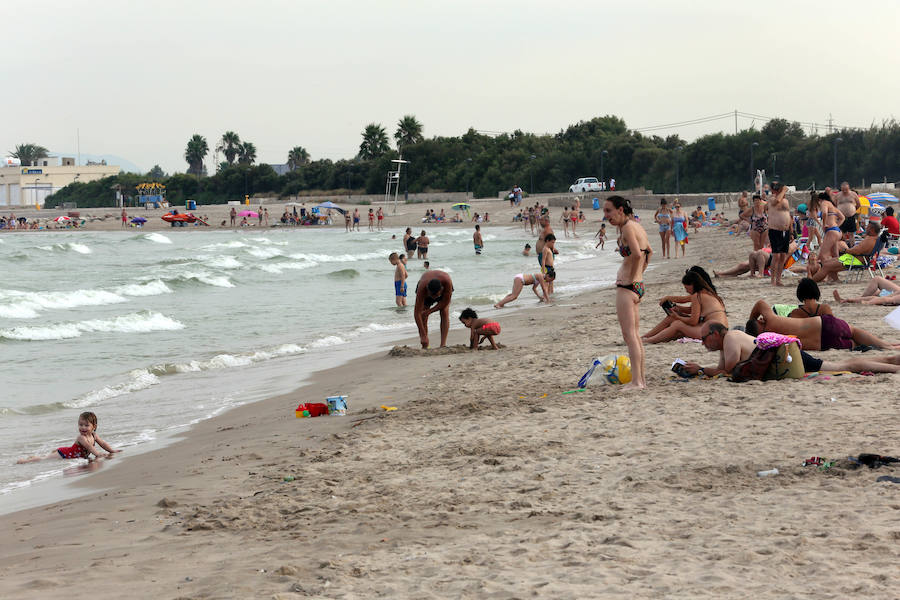 Fotos: La playa de Pinedo, cerrada al baño