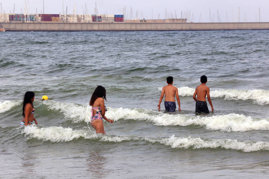 Fotos: La playa de Pinedo, cerrada al baño