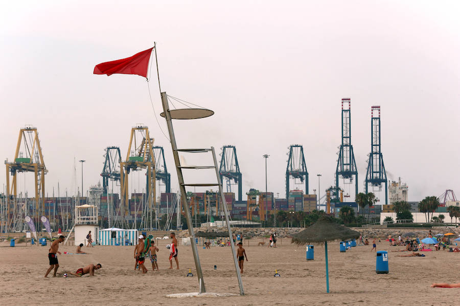 Fotos: La playa de Pinedo, cerrada al baño