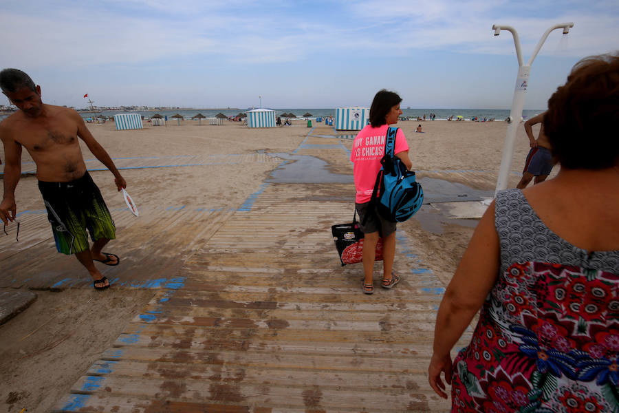 Fotos: La playa de Pinedo, cerrada al baño