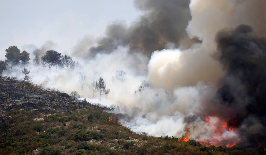 Sigue activo el incendio forestal de Llutxent