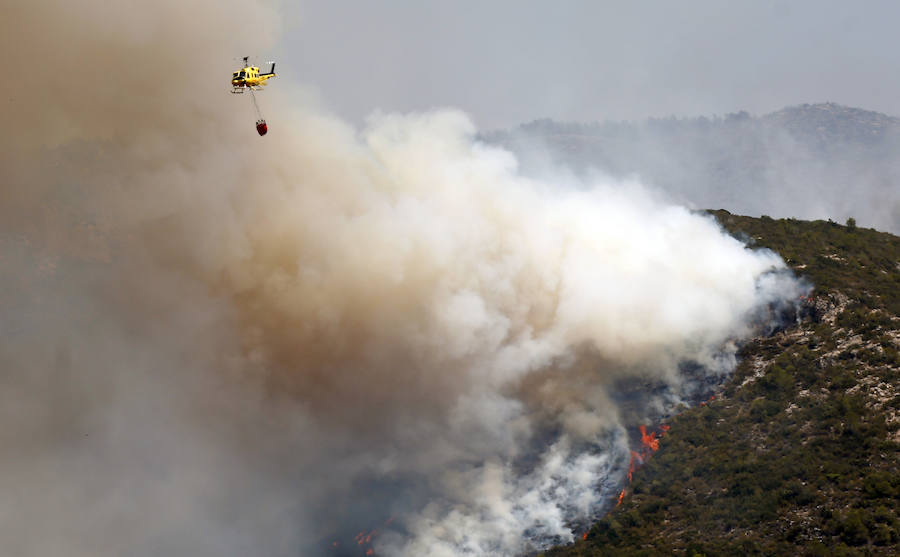 Medios aéreos combaten las llamas del incencio forestal de Llutxen