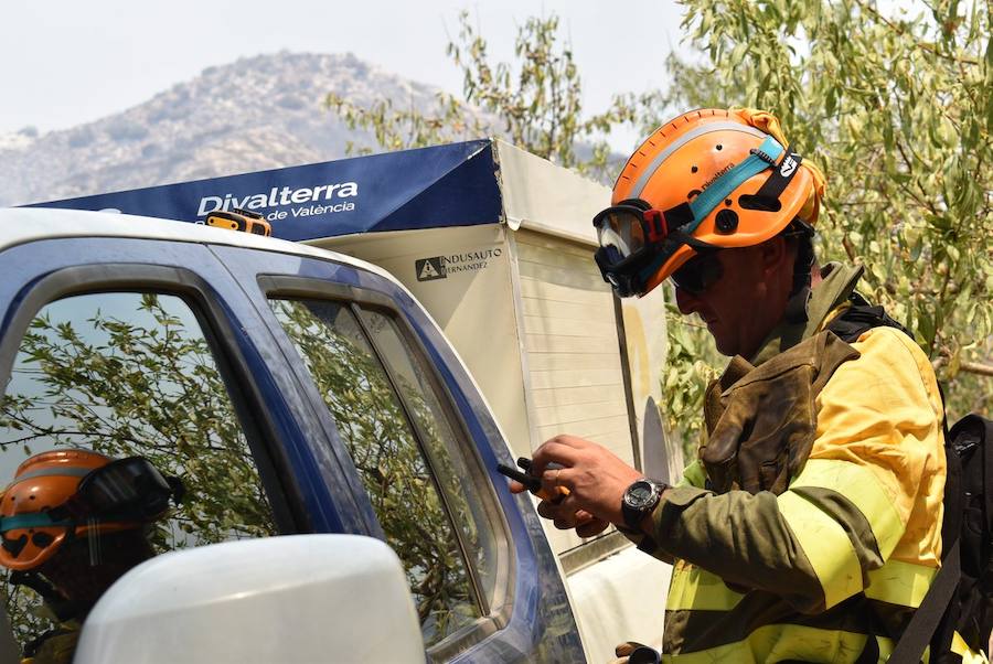 Medios aéreos combaten las llamas de los dos frentes abiertos, en la tarde del martes, en el incencio forestal de Llutxent.