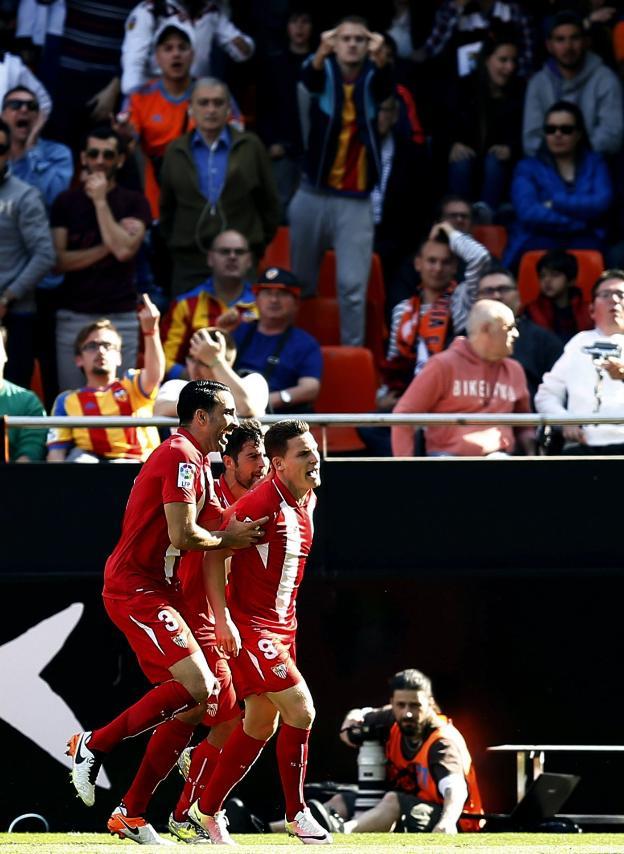 Gameiro ya no celebrará más goles en Mestalla como visitante. 