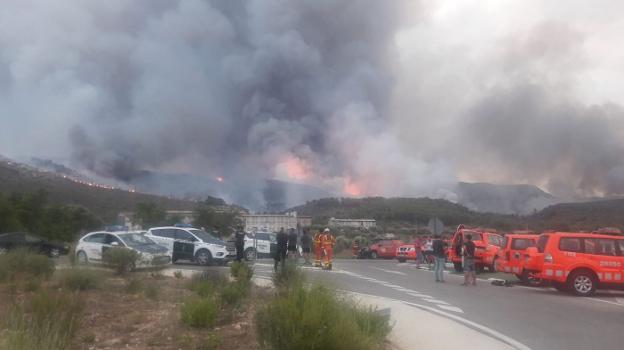 Servicios de emergencias en las proximidades del incendio de Llutxent, ayer.