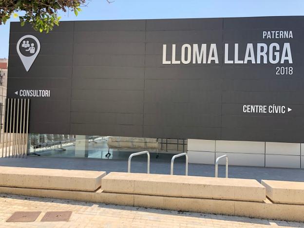 El edificio del consultorio del Lloma Llarga, con la nueva rotulación que se instaló ayer. 