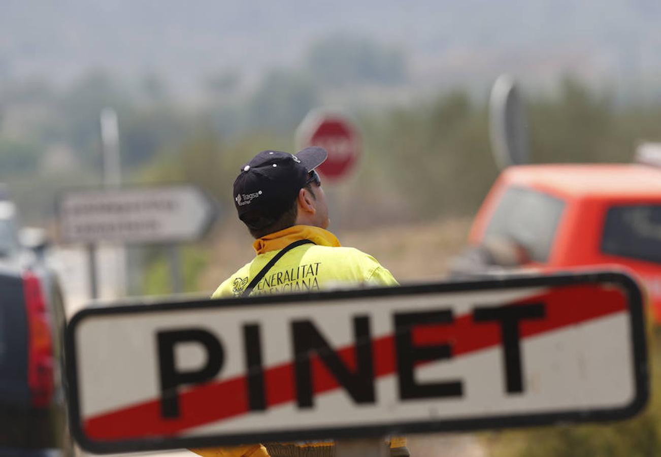 Más de 600 efectivos terrestres para tratar de sofocar el incendio forestal de Llutxent