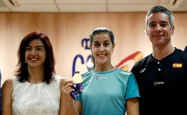 Carolina Marín, junto a la presidenta del CSD y su entrenador. 