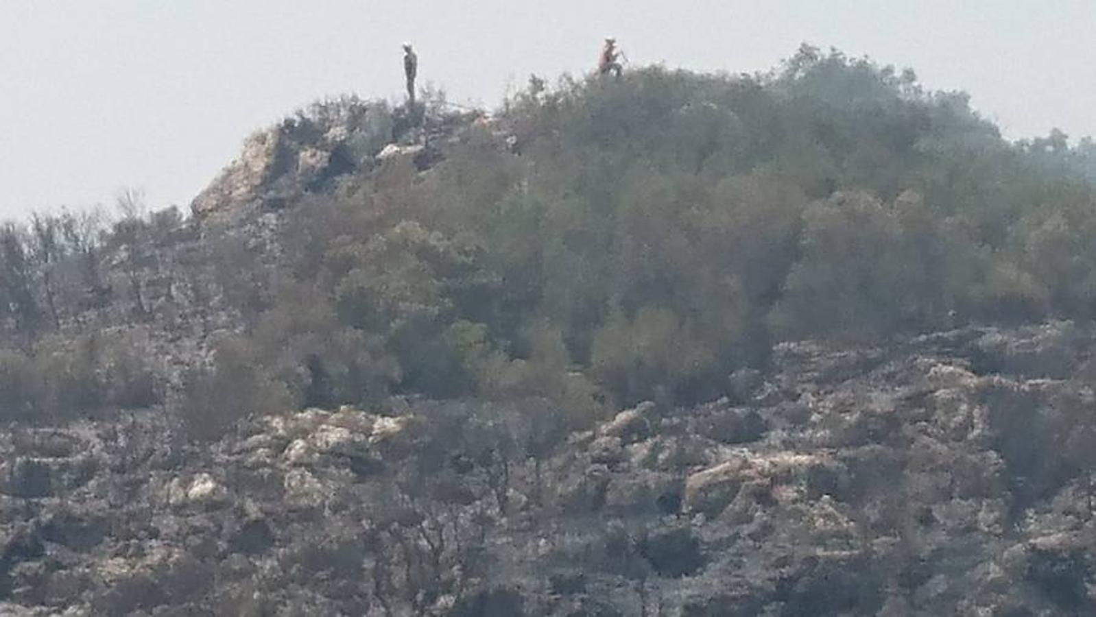 El incendio de Llutxent, activo desde el lunes 6 de agosto, y cuyo origen apunta a un rayo, ya ha arrasado 1.500 hectáreas y obligado a desalojar a 2.500 personas de tres urbanizaciones. Al lugar se han desplazado 600 efectivos terrestres y 22 medios aéreos para sofocar el fuego, que ya ha dejado las primeras imágenes de las consecuencias de su paso.