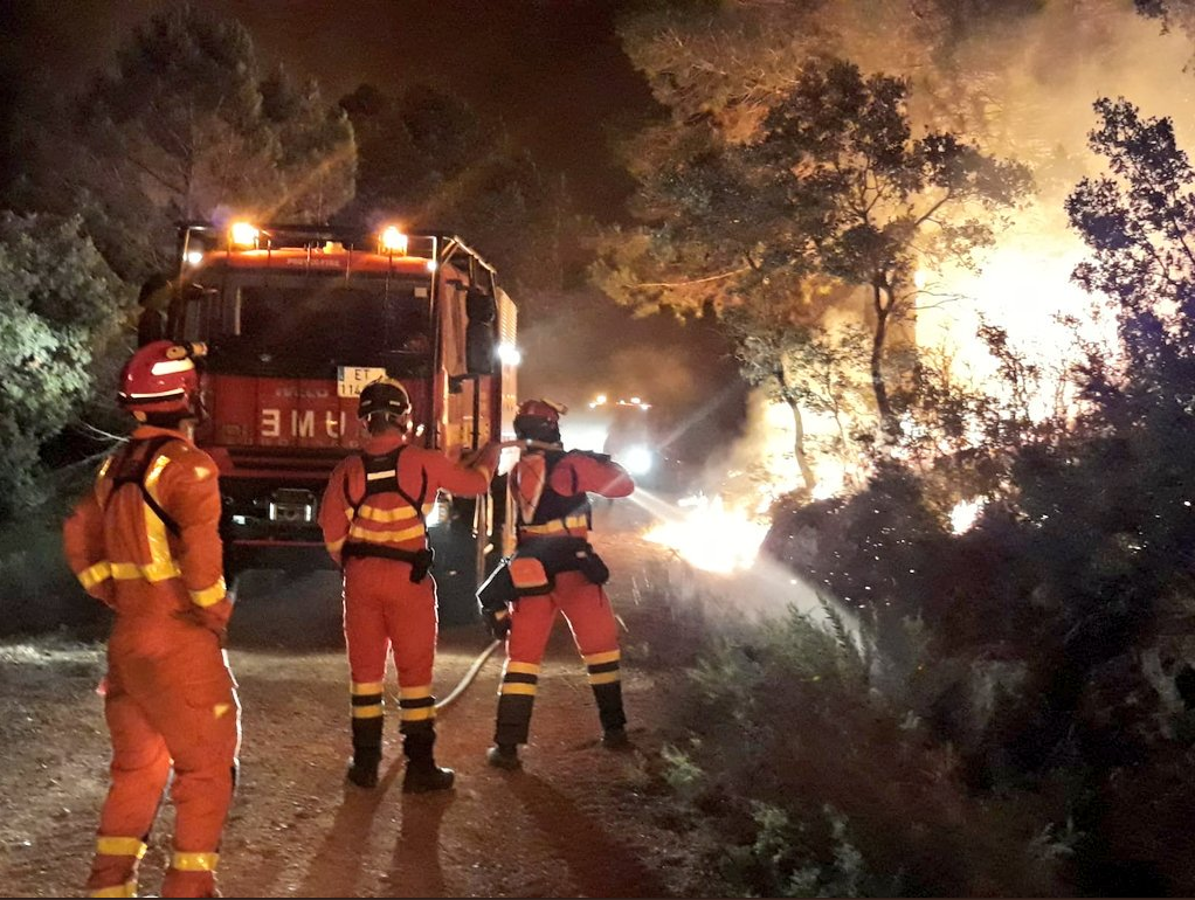 Efectivos en la zona del incendio.