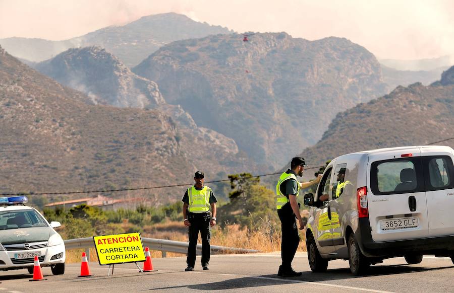 Medios aéreos combaten las llamas de los dos frentes abiertos, en la tarde del martes, en el incencio forestal de Llutxent.