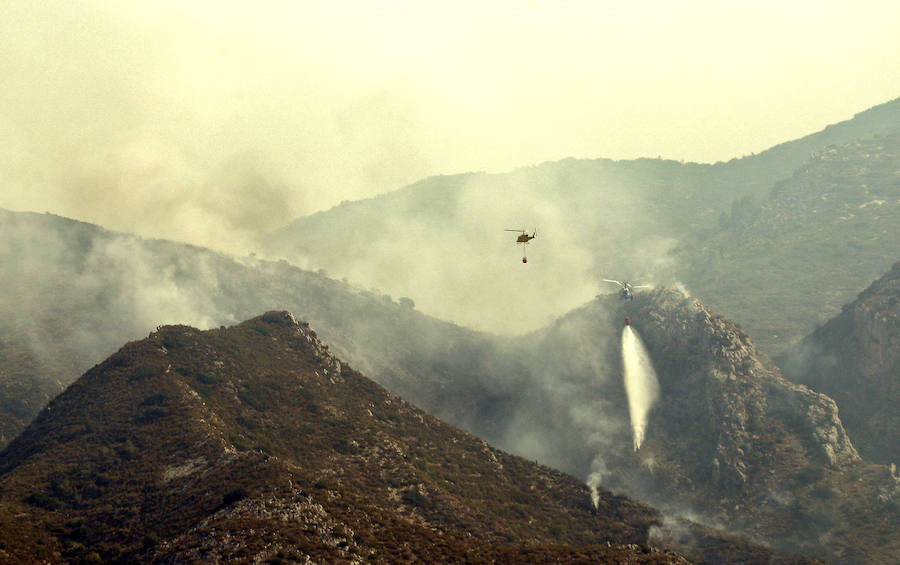 Medios aéreos combaten las llamas de los dos frentes abiertos, en la tarde del martes, en el incencio forestal de Llutxent.