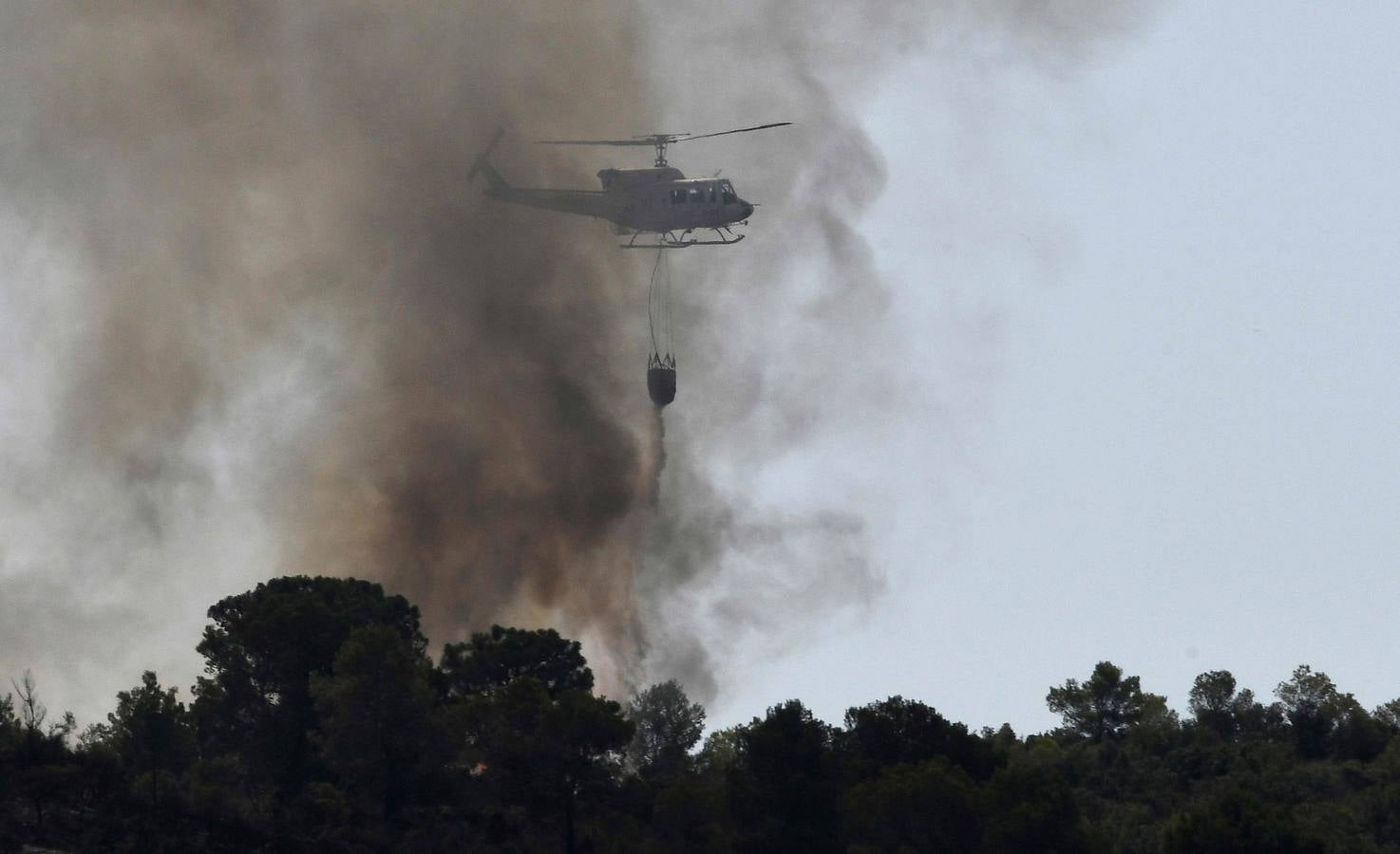 Medios aéreos combaten las llamas de los dos frentes abiertos, en la tarde del martes, en el incencio forestal de Llutxent.