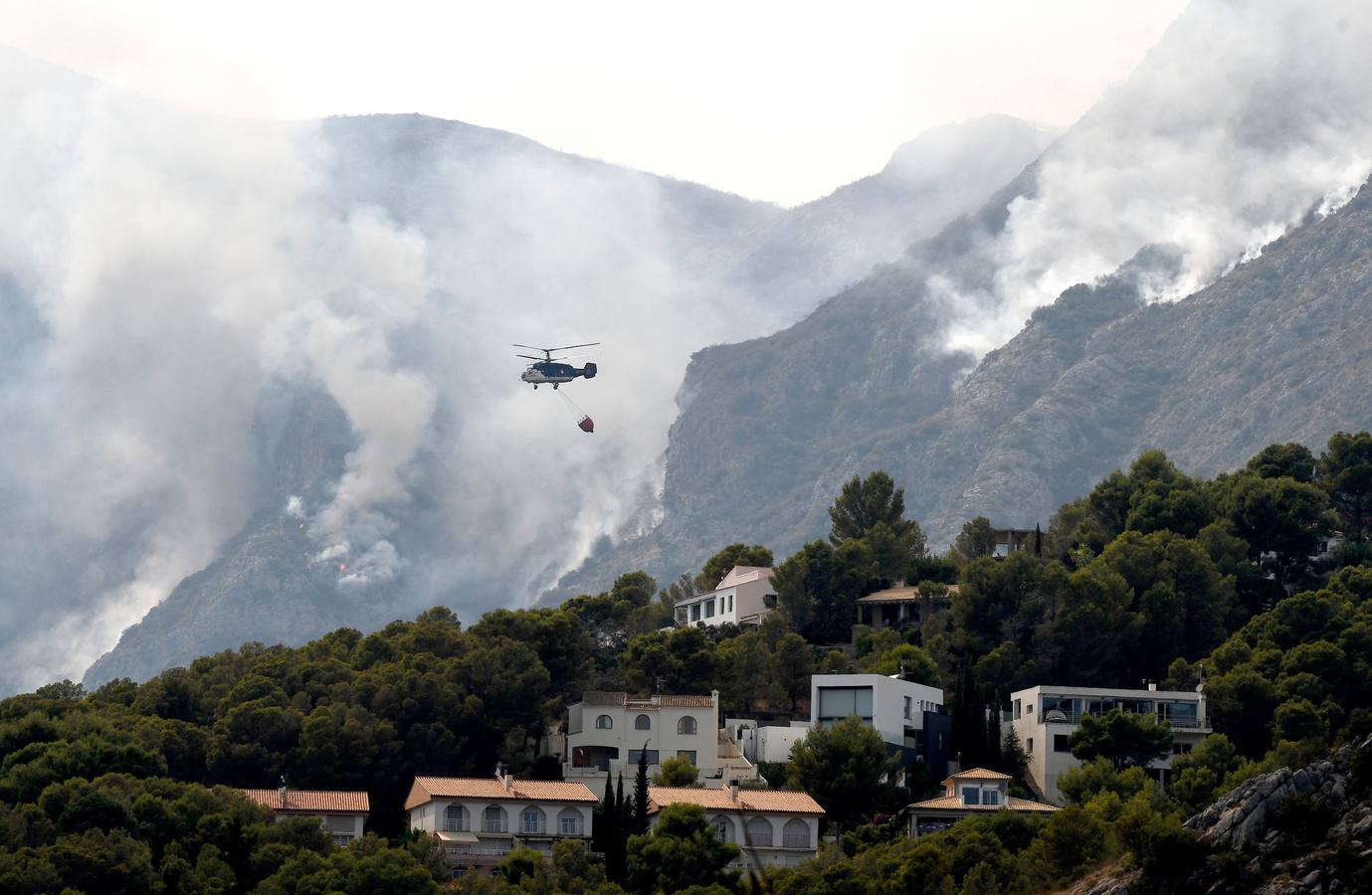 Medios aéreos combaten las llamas de los dos frentes abiertos, en la tarde del martes, en el incencio forestal de Llutxent.