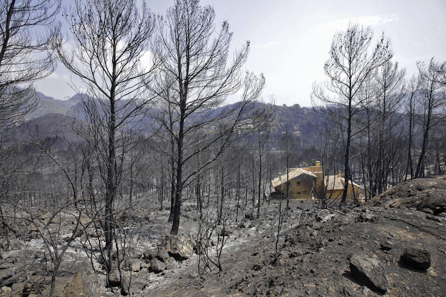 Una de las viviendas afectadas por el incendio forestal de Llutxent en la zona de la Marxuqera (Gandía).