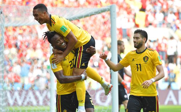 Batsuayi recibe el abrazo de Tielemans y la felicitación de Carrasco, tras marca el 5-1 del Bégica-Túnez (5-2) en el Mundial.