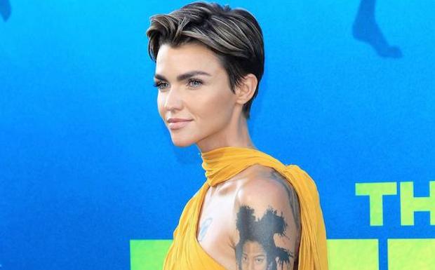 La actriz australiana y miembro del reparto Ruby Rose posa a su llegada al preestreno de la película Megalodón, en el Teatro Chino de Grauman en Hollywood. 