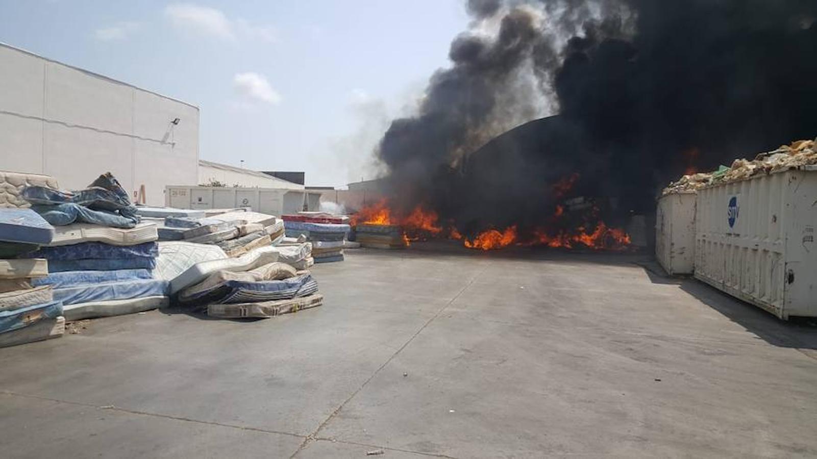 Fotos: Arde una empresa de reciclaje en el polígono industrial en Alboraya