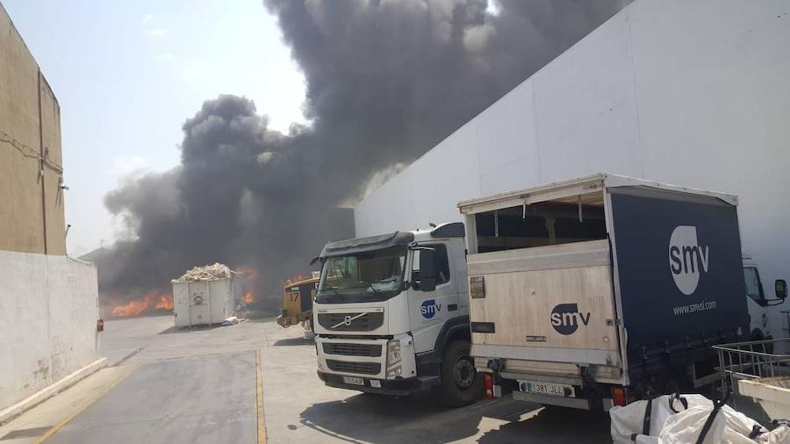 Fotos: Arde una empresa de reciclaje en el polígono industrial en Alboraya