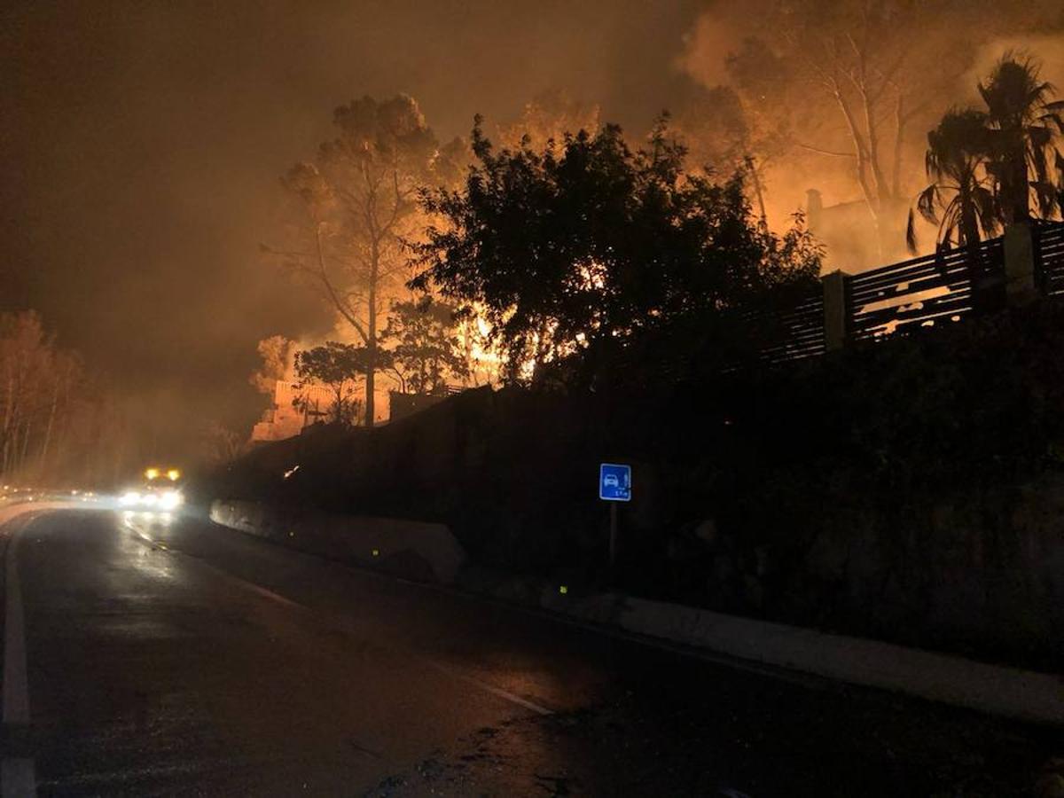 El fuego cerca de una de las carreteras.