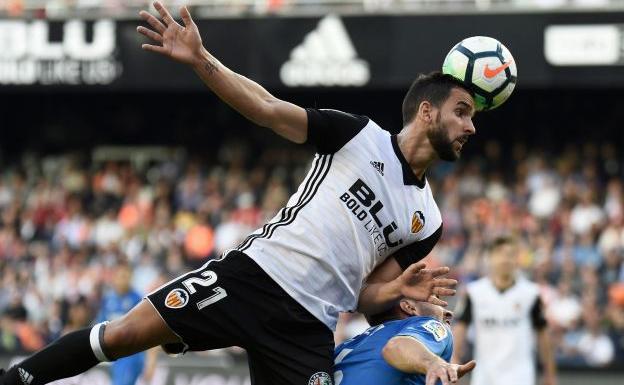 Martín Montoya, durante un encuentro con el Valencia CF.