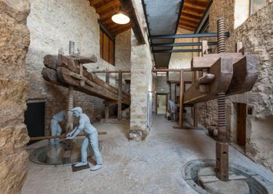 Imagen secundaria 1 - Museo Natural de Olivos Milenarios en La Jana. Antigua prensa para la elaboración del aceite. Fotograma de la película 'El olivo'.