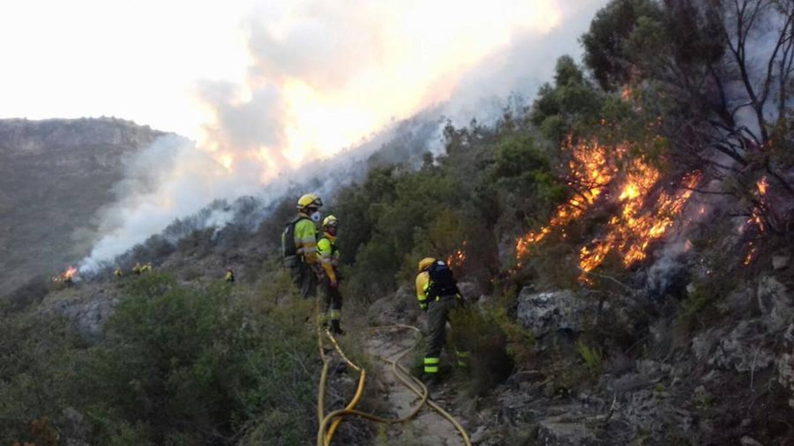 Trabajos para la extinción del fuego de este miércoles