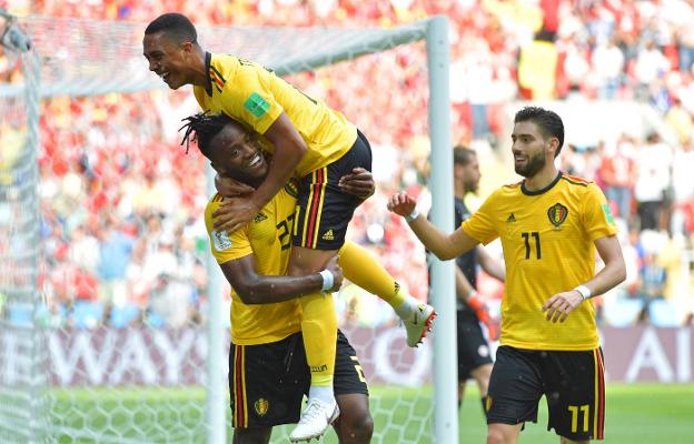 Tielemans y Carrasco felicitan a Batshuayi por el gol del delantero ante Túnez. 