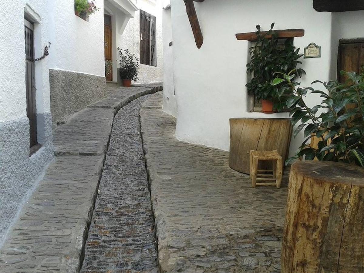 La Alpujarra, Granada: impresionantes paisajes, entre almendros, viñedos y bancales.